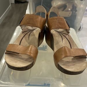 Abeo 8.5N light brown sandals with cork sole.
